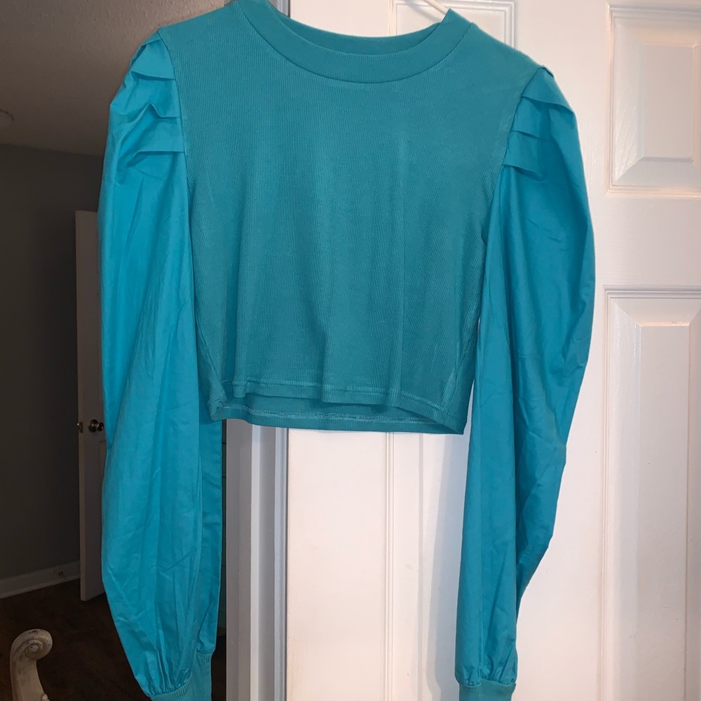 Cropped puffy sleeve top